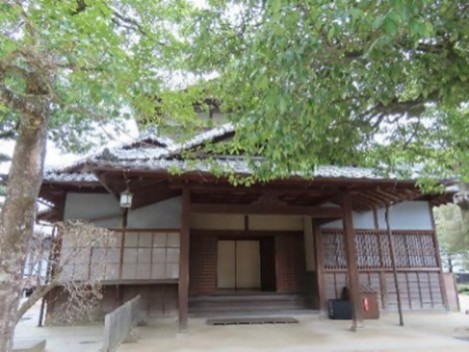 鶴鳴館本館入口