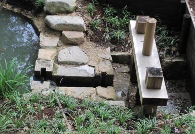 一部を復元した排水樋門の写真