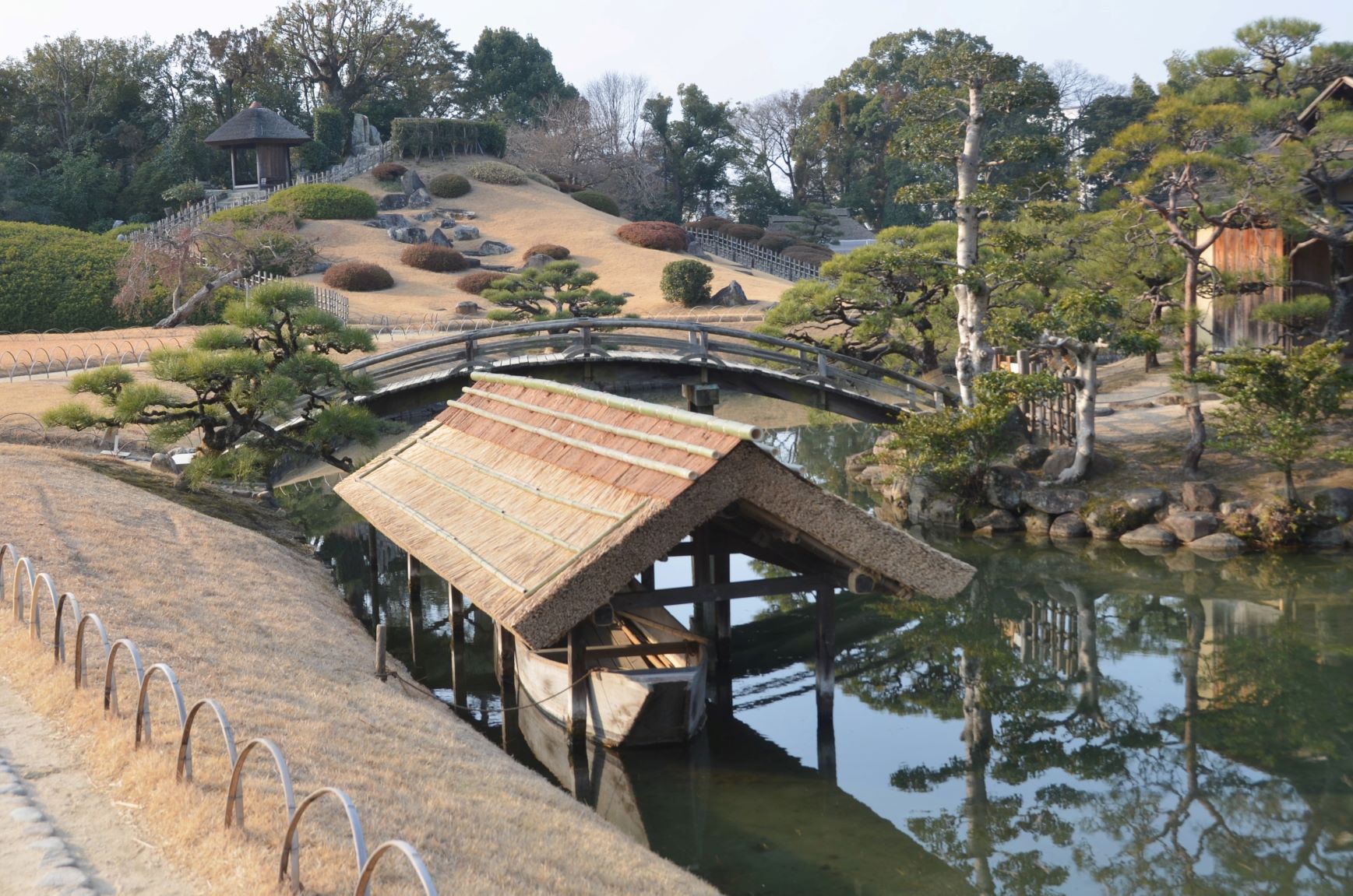 屋根の吹き替えが終わった船小屋。