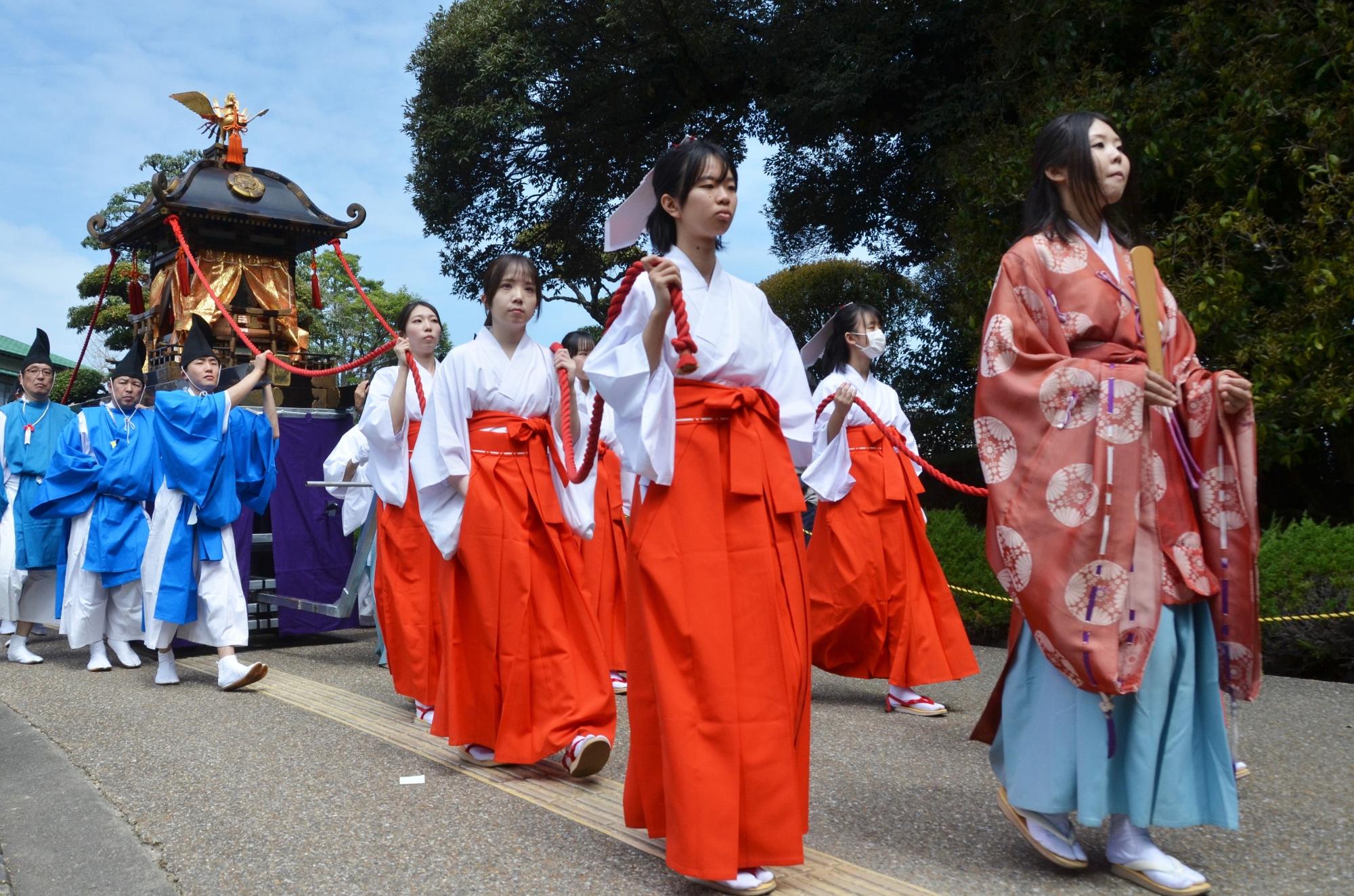 時代装束をまとった行列の写真