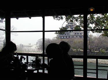 岡山城を望みながら食事ができる城見茶屋の写真