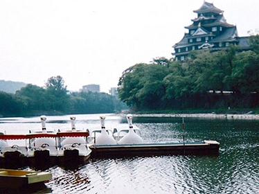 岡山城を背景に、貸ボートが並ぶ碧水園（へきすいえん）の様子の写真