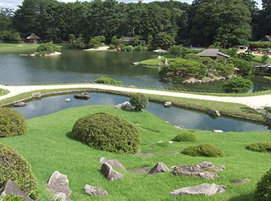 沢の池から岡山城を望む城の庭としての風格が漂う写真2