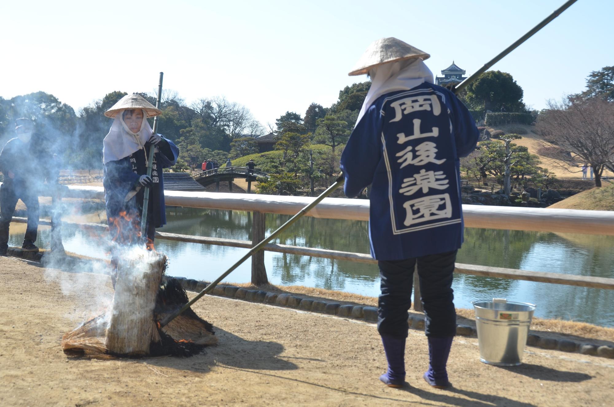 松の菰焼きの様子