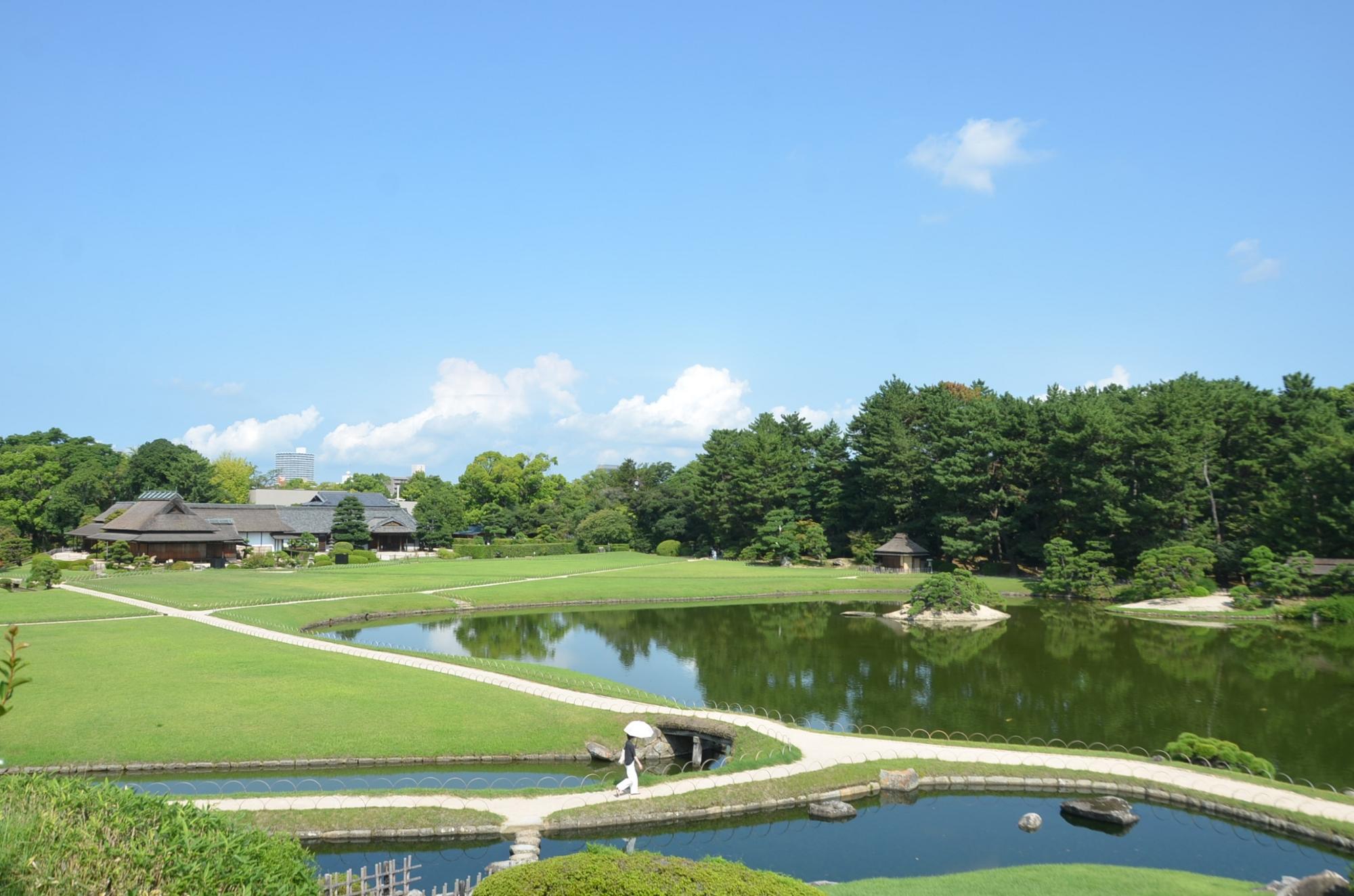 唯心山から眺める園内。