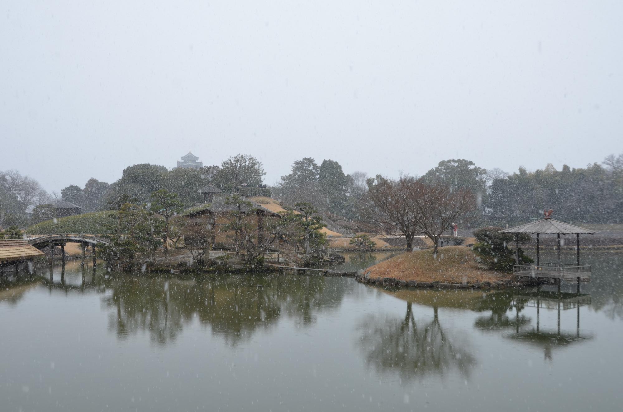 雪の後楽園。