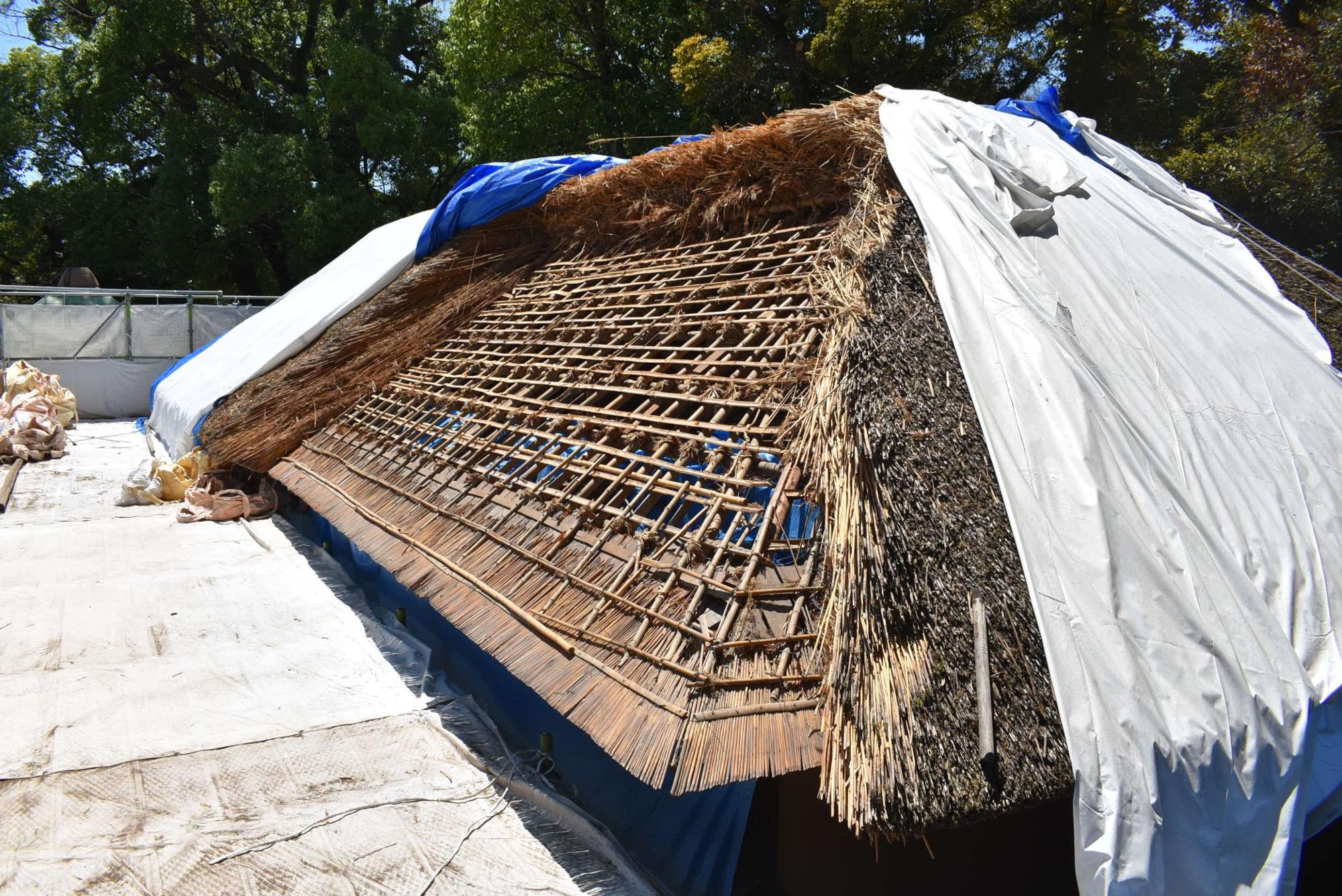 弓場屋根葺き替え工事の様子