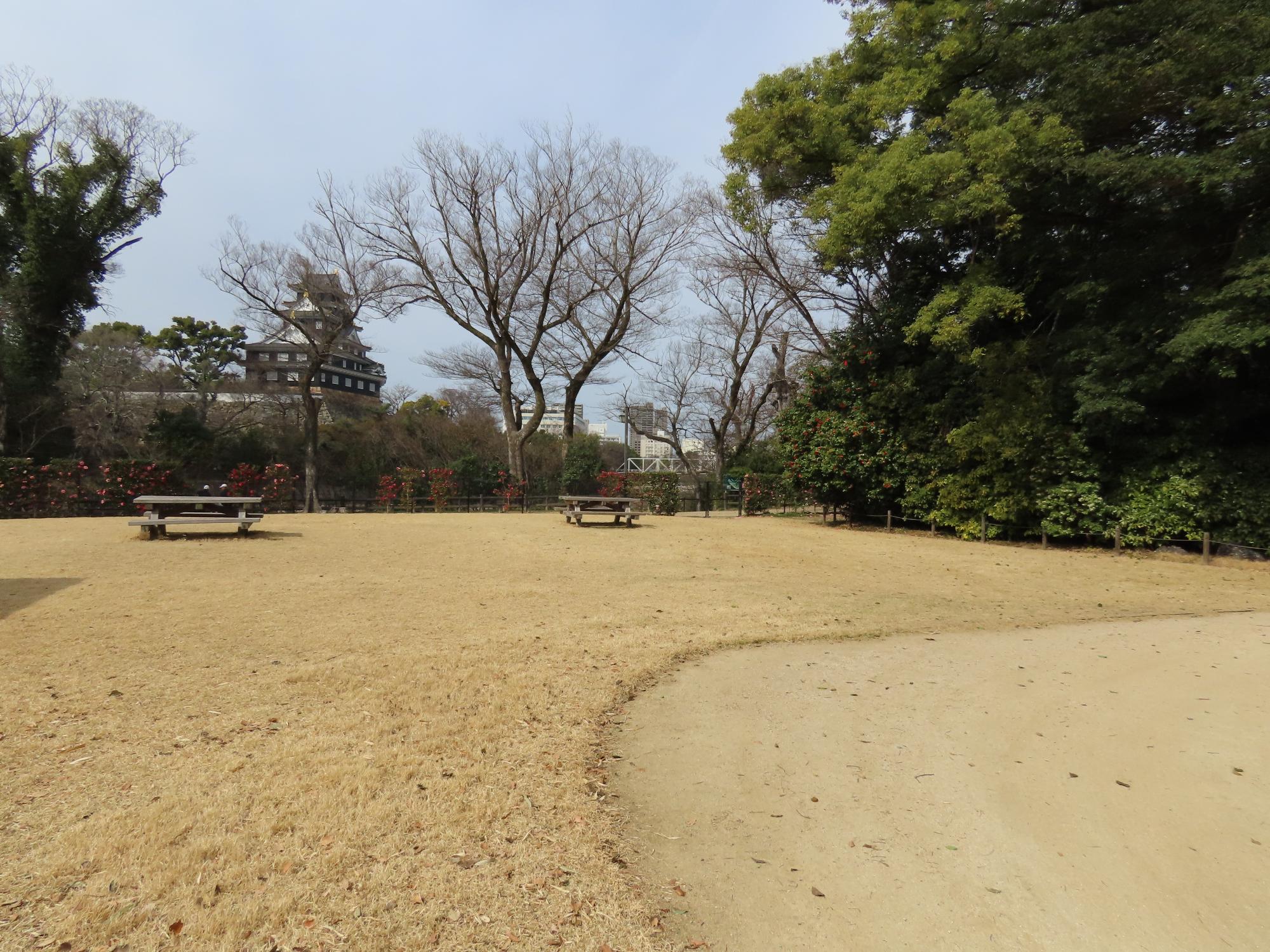 東広場