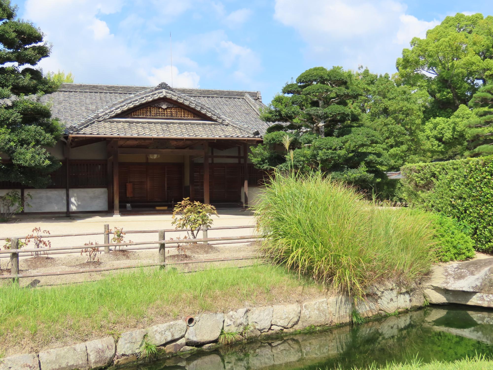 鶴鳴館前庭