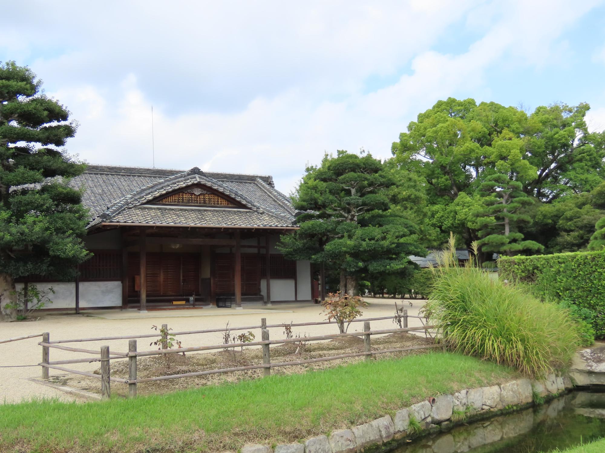 鶴鳴館前庭
